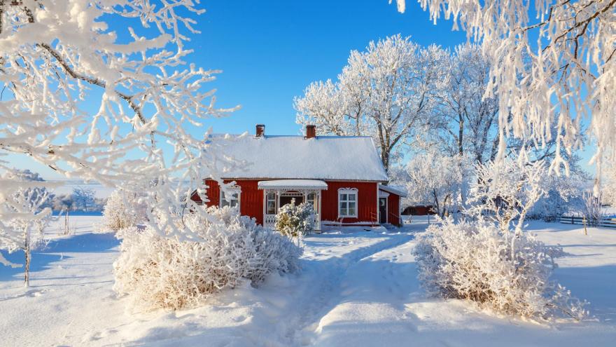 Warmes Haus steht in schwedischer Winterlandschaft.