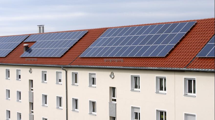 Zwei benachbarte Mehrfamilienhäuser werden durch Solaranlagen mit Mieterstrom versorgt.