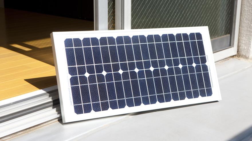 Ein Solarmodul des sogenannten Balkon-PV, auch als Stecker Solar bekannt, für Solarstrom vom Balkon.