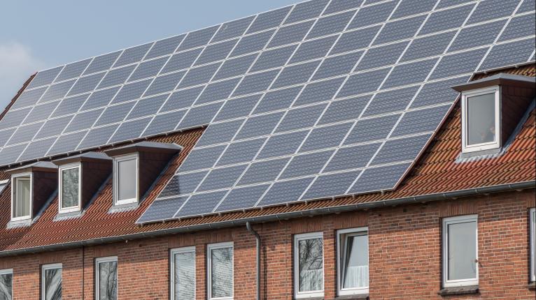Eine Solaranlage für den Bezug von Mieterstrom befindet sich auf dem Dach eines Mehrfamilienhauses.